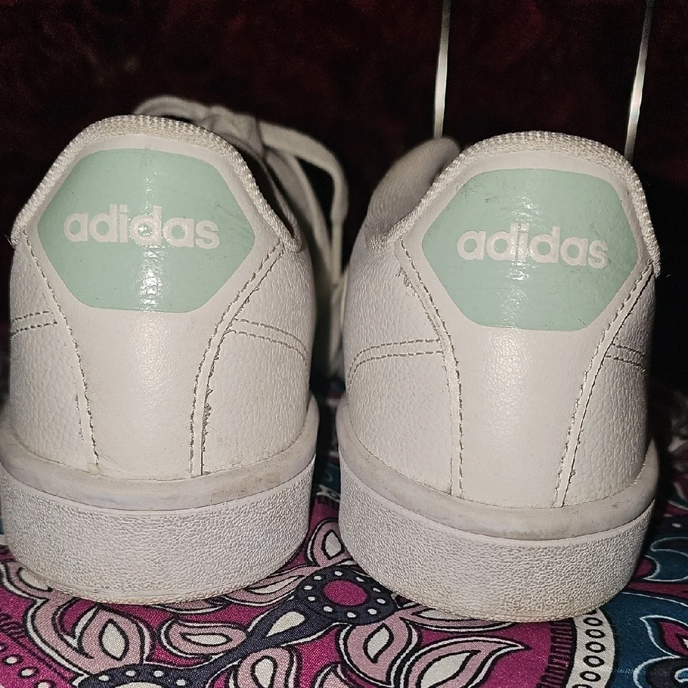 Adidas Cloudfoam Women's Sneakers with Light Green Stripes Size 8 LIKE NEW